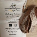 Chers clients, Nous espérons que vous prenez du plaisir à chaque tranche de notre pain au levain. Vous le savez déjà, il est bio, pétri à la main, cuit au four à bois et livré à vélo. Afin de diminuer notre impact écologique nous ne distribuerons plus systématiquement des sachets papiers, pensez à ramener des sacs pour y glisser votre pain. A terme, avec votre soutien, nous visons à supprimer complètement les sachets neufs. Pour les oublis, nous mettons à votre disposition un stock de sachets "autogérés" et vendons des sacs en tissus sérigraphiés localement à la main! « vivre simplement, pour que simplement d’autres puissent vivre » (Gandhi)